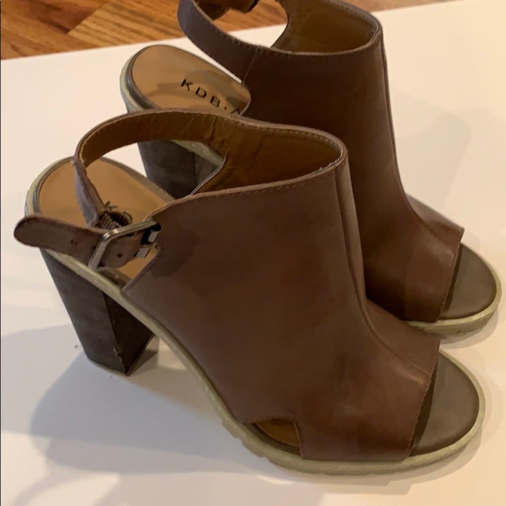 Shop worn Kelsi Dagger slingback heels